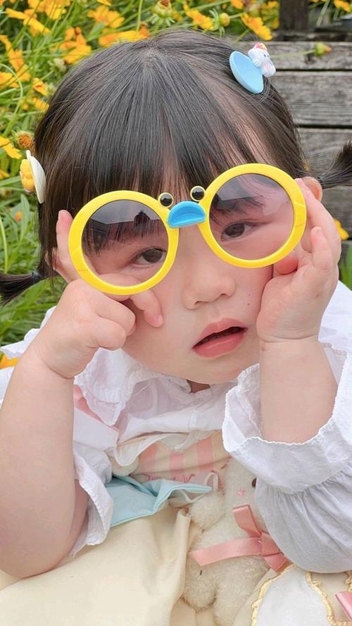 Ảnh nền em bé ngây thơ
