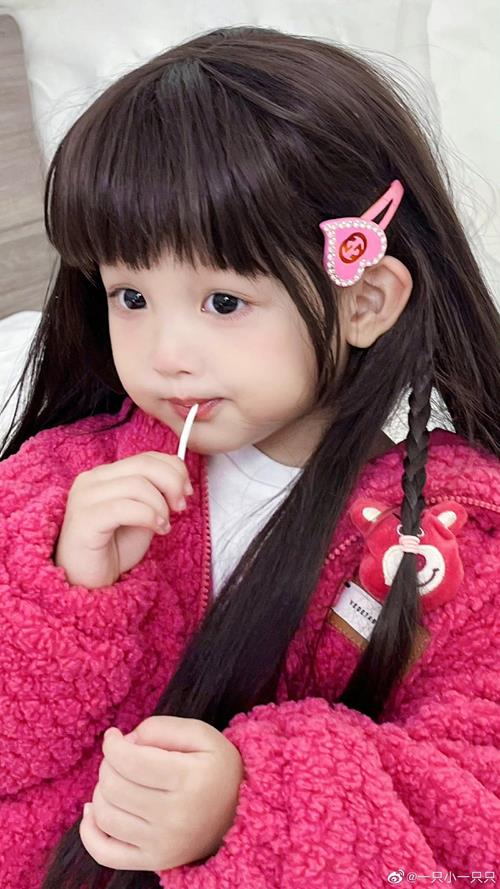 Ảnh nền em bé ăn kẹo 