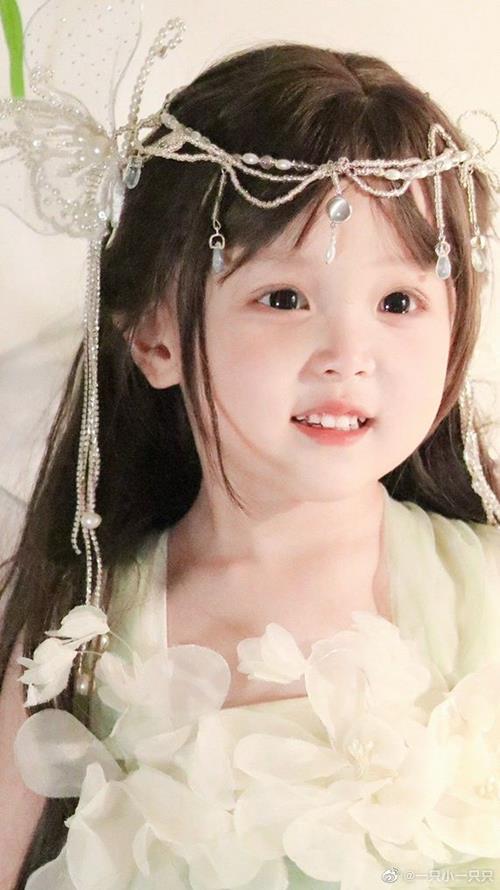 Hình nền em bé gái dễ thương như thiên thần