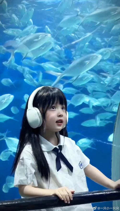 Hình nền em bé gái đi chơi thủy cung ngây thơ
