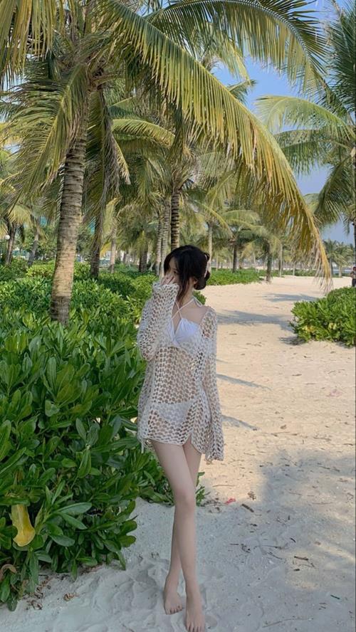 Hình nền gái bikini trắng che mặt