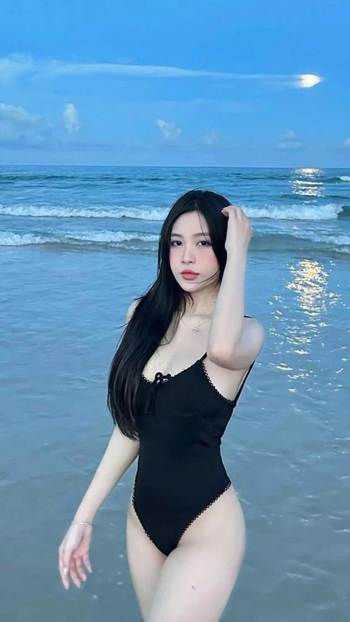 Hình nền gái mặc bikini đen lúc chiều tà