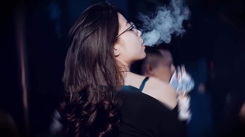 Hình nền máy tính gái xinh hút thuốc