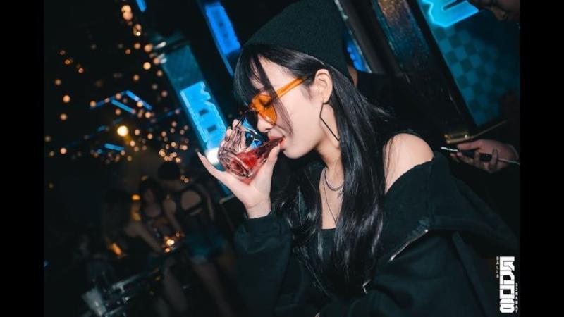 Hình nền cô gái ngầu uống rượu cho zalo