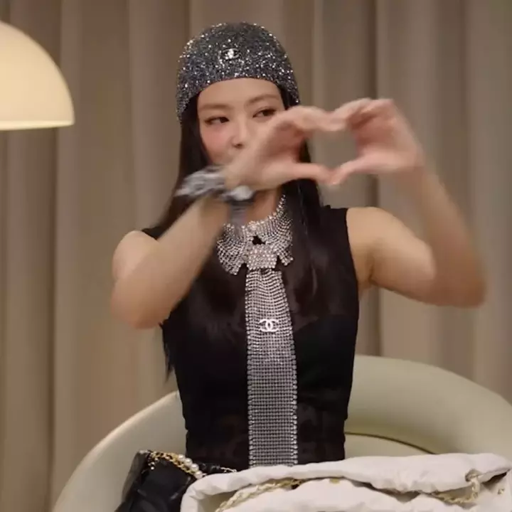 Ảnh Jennie Làm Hình Trái Tim Đẹp Cute Khiến Phan Thích Thú