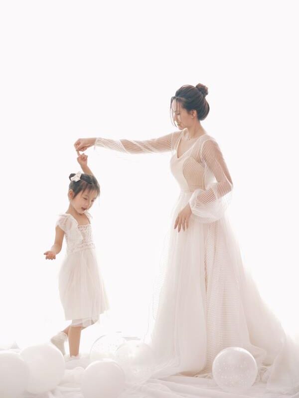 Hình mẹ và bé gái nhảy múa hạnh phúc