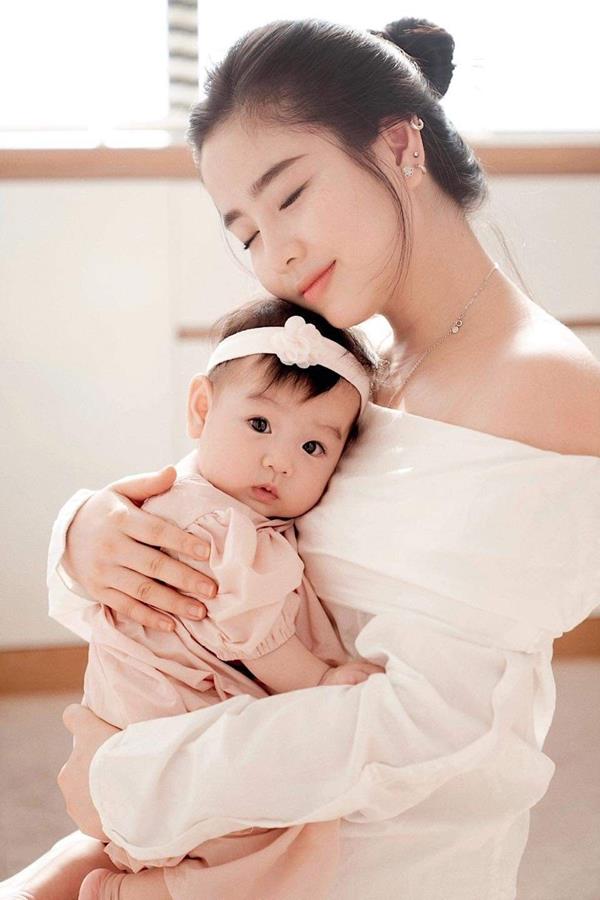 Hình ảnh mẹ ôm bé yêu thương