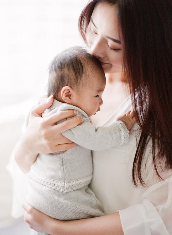 Hình ảnh mẹ ôm bé và hôn em