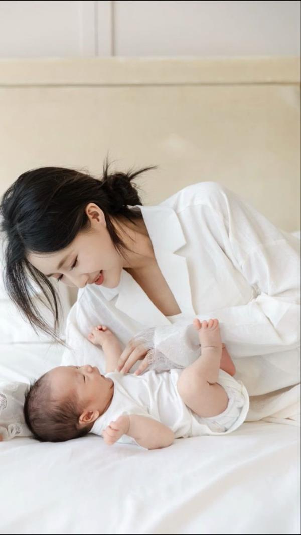 Hình ảnh mẹ ru bé ngủ hạnh phúc