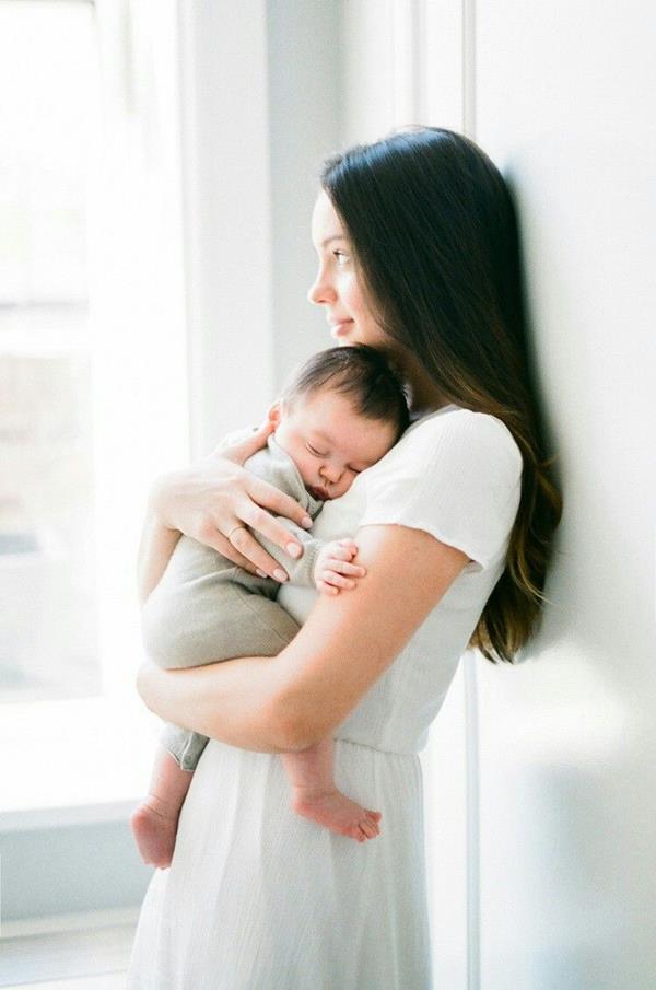 Hình ảnh mẹ ru bé ngủ bình yên