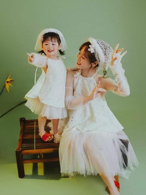 Hình mẹ và bé gái cười tươi đáng yêu