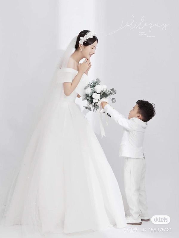 Hình mẹ và bé trai tặng hoa dễ thương