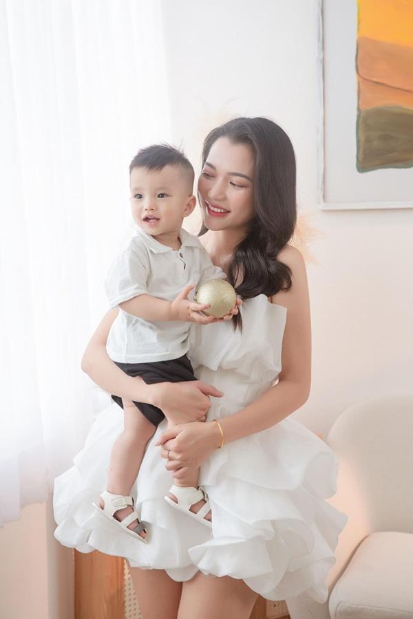 Ảnh bế em bé trai kháu khỉnh dễ thương
