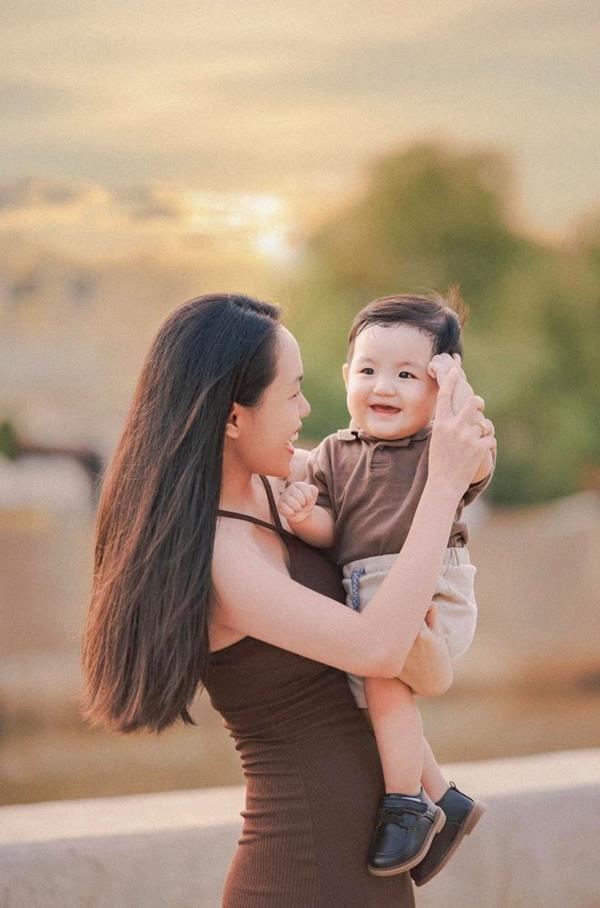 Ảnh bế em bé mũm mĩm cười tươi