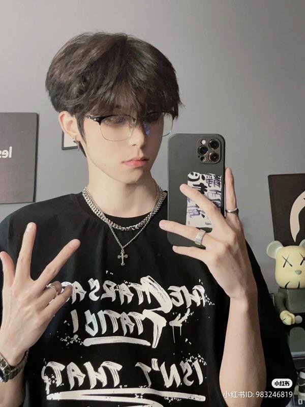 Ảnh nam đeo kính selfie