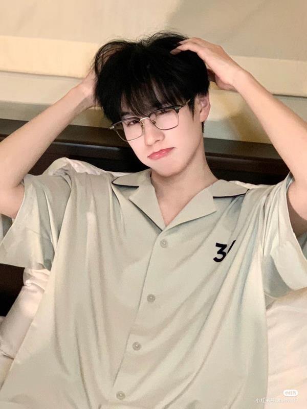 Trai đeo kính cute bĩu môi