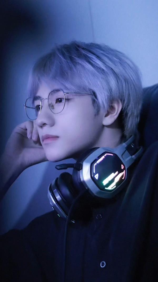 Hình trai đẹp đeo kính game thủ