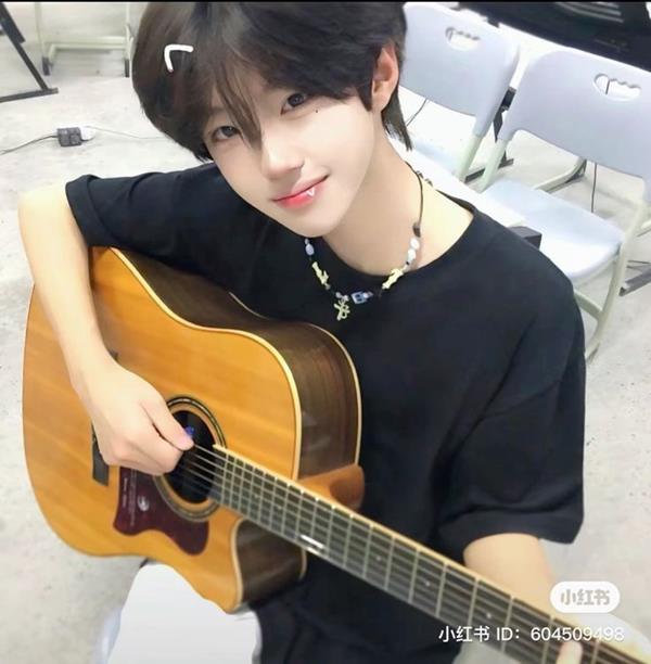 Hình đại diện cute nam chơi đàn
