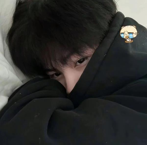 Avatar cute nam buồn che mặt