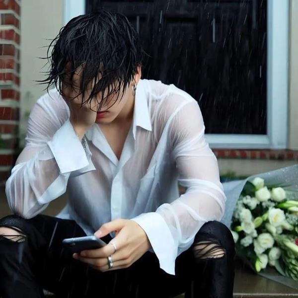 Hình avatar buồn nam che mặt