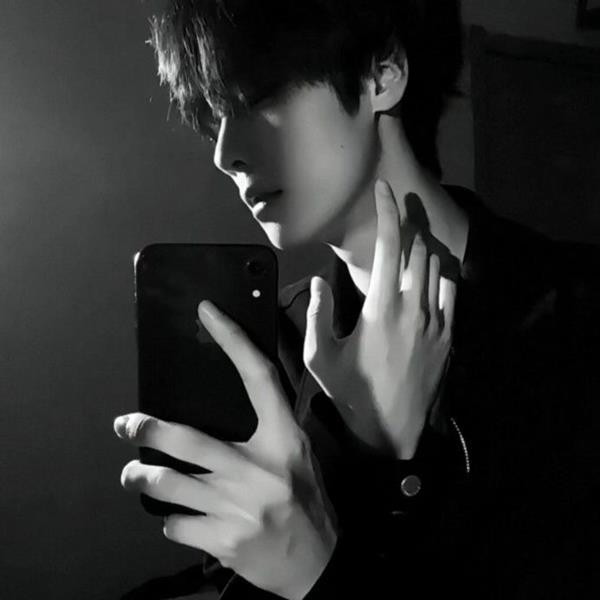 Ảnh đại diện trắng đen nam selfie