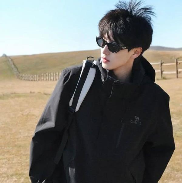 Ảnh đại diện tiktok nam ngầu đeo kính đen
