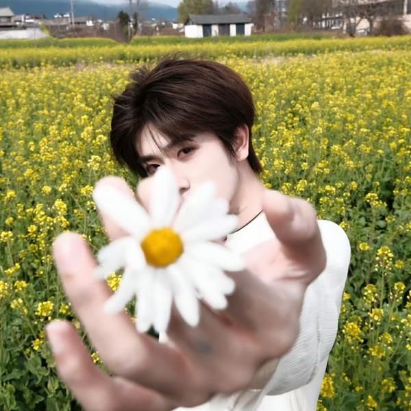 Hình avatar tiktok nam tặng hoa