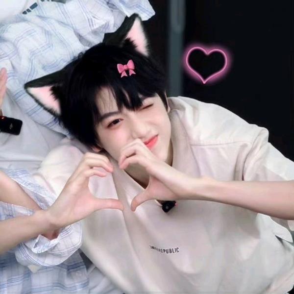 Hình avatar tiktok nam cute thả tim