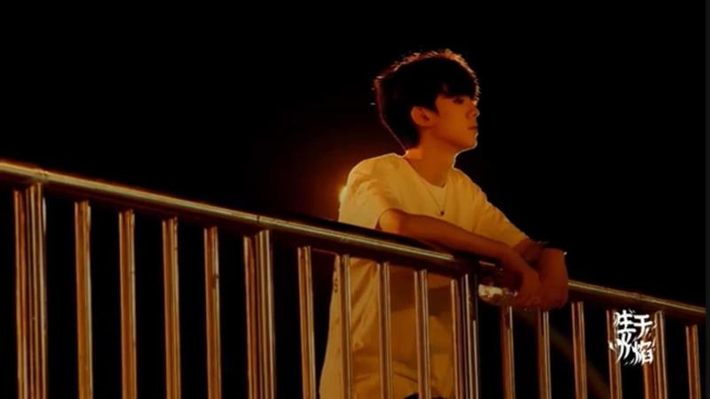 Ảnh nền nam trong đêm tối