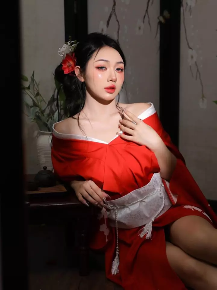 Trần Hà Linh khoác lên mình chiếc áo kimono