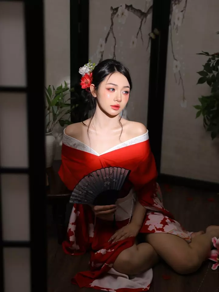 Màn hóa thân gái Nhật của Trần Hà Linh khiến fan nam nháo nhào
