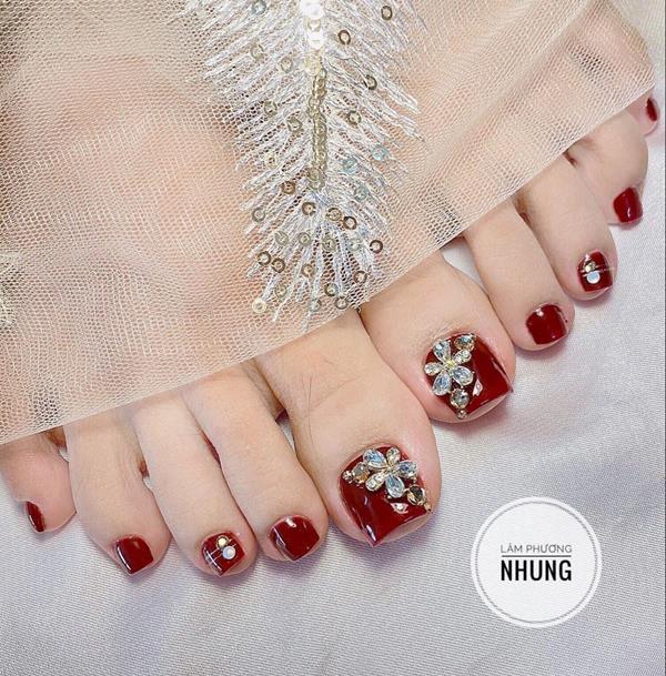 Nail chân màu đỏ mận đính đá đẹp