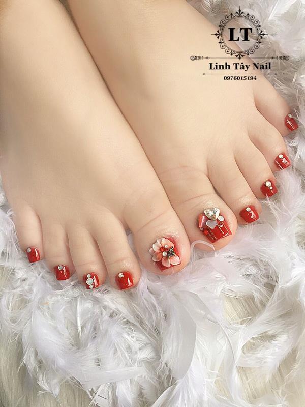 Móng chân đỏ đính đá hoa