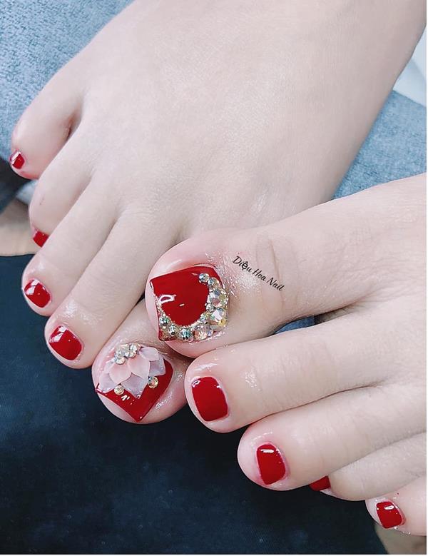 Nail chân đỏ đính đá viên