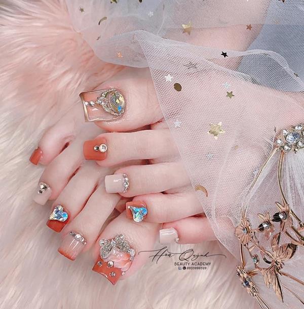 Mẫu nail chân đính đá hot nhất năm 2022