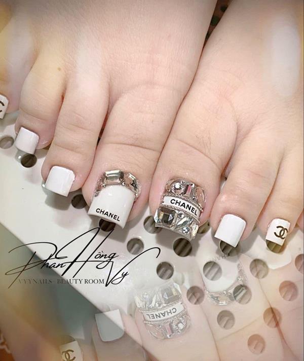 Nail chân màu trắng đính đá sang