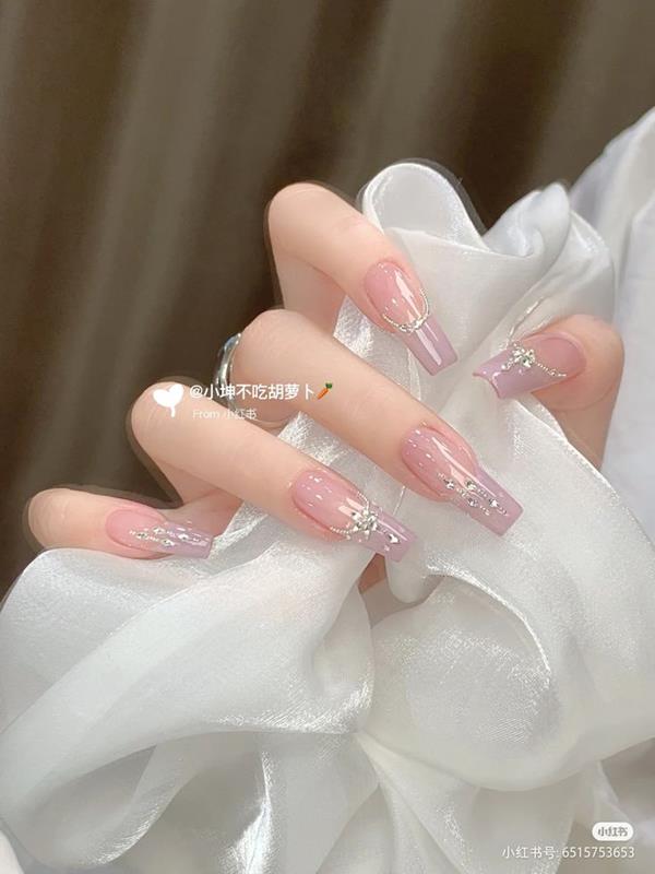Nail tay đính đá màu hồng