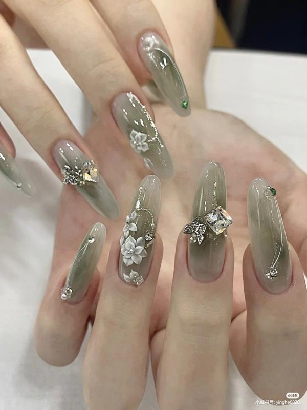 Nail tay màu xanh rêu đính đá lung linh