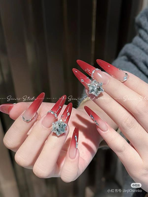 Móng tay màu đỏ đô đính đá to