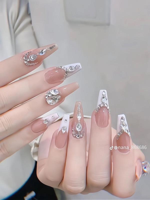 Móng tay sơn thạch đính đá màu hồng nhạt