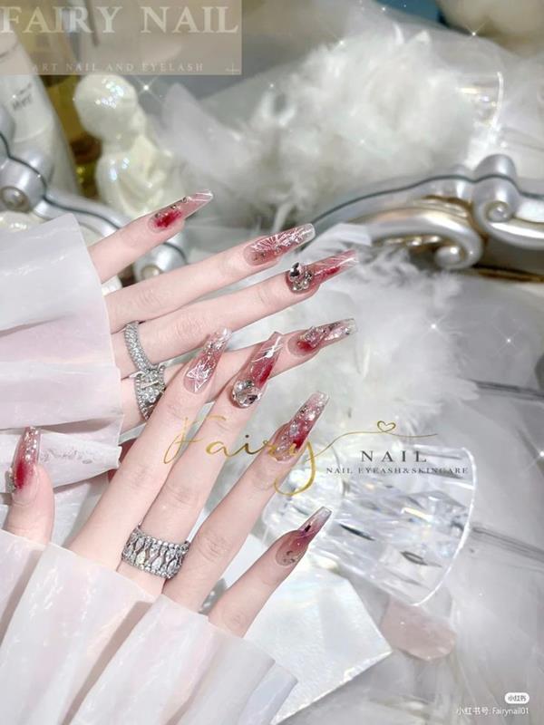 Móng tay sơn thạch đính đá màu hồng đỏ