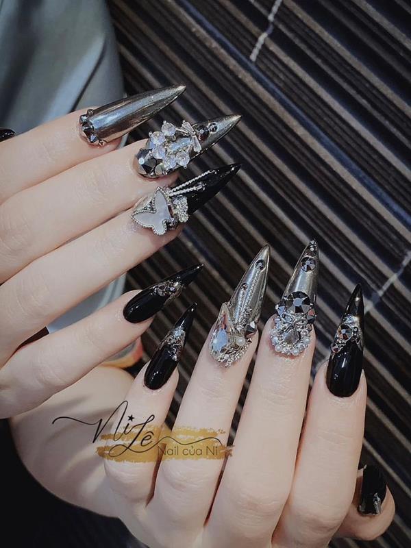 Nail tay màu đen đính đá