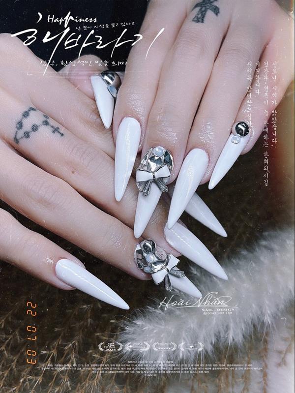 Mẫu móng tay đính đá màu trắng