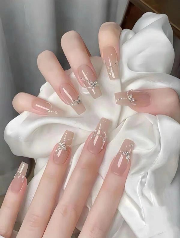 Móng tay đính đá màu hồng