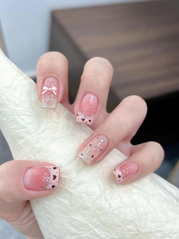 Mẫu móng tay tết màu hồng nhạt