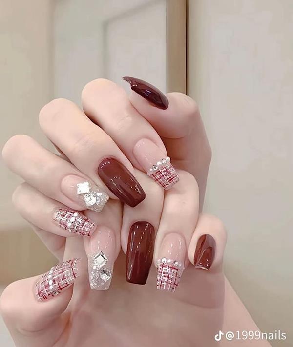 Nail tay tết đính đá sang chảnh