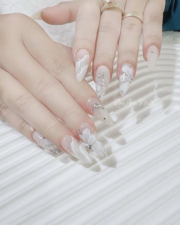 Nail móng nhọn cô dâu màu trắng đơn giản