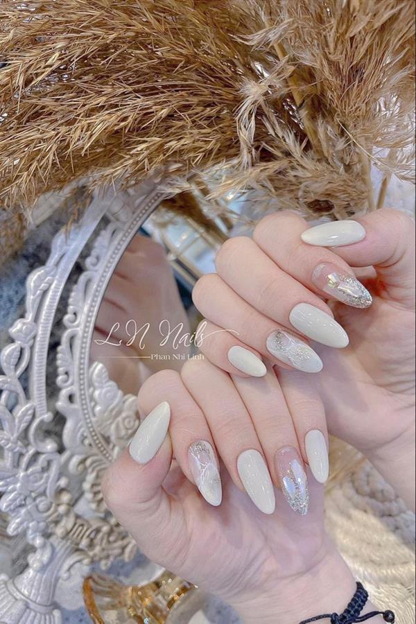Nail ngắn cô dâu màu trắng sữa nhẹ nhàng