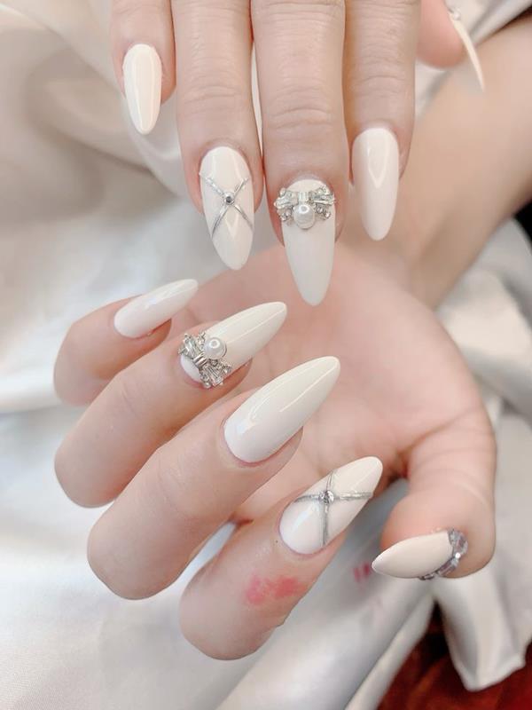 Nail móng nhọn tròn cô dâu màu trắng sữa nhẹ nhàng