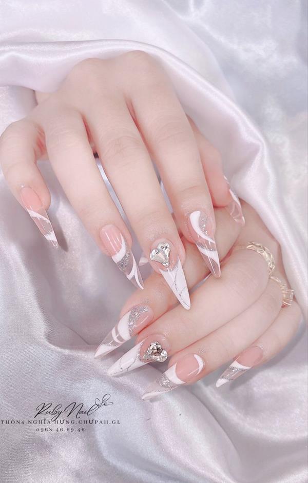 Mẫu nail móng nhọn lấp lánh cho cô dâu 